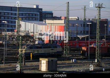 Cottbus, Brandenburg, Deutschland. November 2025. Blick auf den Hauptbahnhof Cottbus. Eine 250 Kilogramm schwere Bombe aus dem Zweiten Weltkrieg, die während der Bauarbeiten an der neuen EISWARTUNGSANLAGE entdeckt wurde, führte zu einer 300 Meter langen Sperrzone und der Evakuierung von rund 500 Einwohnern. Das Gerät, eine deutsche Luftbombe mit sowjetischer Sicherung, wird von der Sprengstoffentsorgungsbehörde entschärft. Die Anlage war bereits vor dem Bau auf Kampfmittel überprüft worden, wobei dort im Mai und Juni Bomben freigesetzt wurden, da der Bahnhof Cottbus während des Zweiten Weltkriegs schwer bombardiert wurde (Foto: © Rouzbeh F Stockfoto
