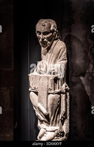 St. Matthäus der evangelistische Schreiben mit einem Stift, 12. Jahrhundert, Granit, Kathedrale Santiago de Compostela, Santiago de Compostela, Provinz La Coruña Stockfoto