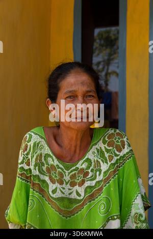 Togian, Indonesien - 16. sep. 2019: Porträt einer älteren Frau, die in einem kleinen Dorf südlich von Kulingkinari, dem Archipel der Togischen Inseln, auf Sulawes, lebt Stockfoto