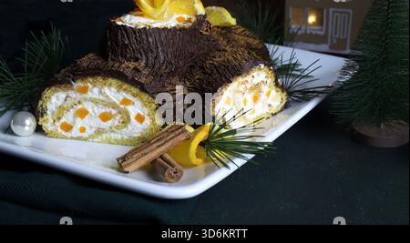Buche de Noel. Traditionelles Weihnachtsdessert. Weihnachtskuchen mit Orangencreme und Schokolade. Weihnachtsdekoration. Weihnachtszeit. Stockfoto
