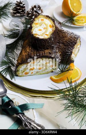 Buche de Noel. Traditionelles Weihnachtsdessert. Weihnachtskuchen mit Orangencreme und Schokolade. Weihnachtsdekoration. Weihnachtszeit. Stockfoto