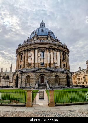 Radcliffe Kamera an einem bewölkten Morgen in Oxford, England. Stockfoto