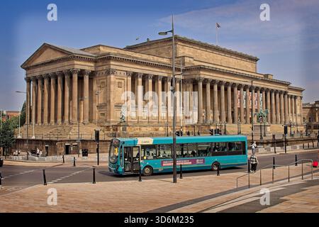 Juni 2025. Liverpool, Merseyside, Vereinigtes Königreich. St Georges Hall Liverpool mit Aviva Bus vor. Stockfoto
