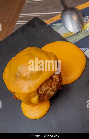 Peruanische gefüllte Kartoffel mit gelben Kartoffelpüree, gefüllt mit Hackfleisch, hartgekochten Ei und Oliven, gebraten, bis sie perfekt goldbraun sind Stockfoto