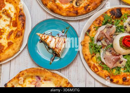 Eine Pizza mit Räucherlachs und Dill bedeckt eine Basis aus Crème fraîche mit dünnen Lachsscheiben und gehacktem Dill. Stockfoto