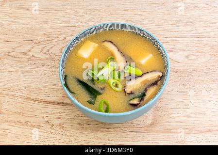 Japanische Curry-Ramen mit dicker Currybrühe, karaage-Huhn, Spinat und einem gekochten Ei auf schrecklichen Nudeln Stockfoto