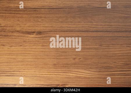Die abblätternde weiße Farbe auf den Holzdielen zeigt frühere Farbschichten und erzählt die chromatische Geschichte des Materials. Stockfoto