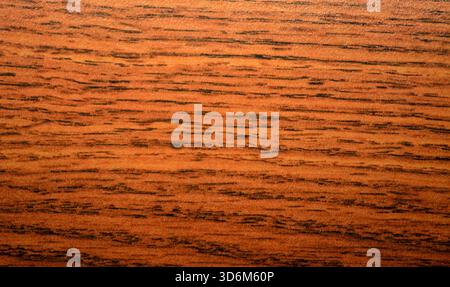 Natürliche Kirsche, dunkel gereifte Holzstruktur mit markantem Muster, Nahaufnahme. Hintergrund, Textur, nahtlos. Stockfoto