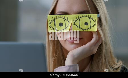 Nahaufnahme schlafende kaukasische Geschäftsfrau mit zeichnenden Augen klebrige Notizen Brille Schlaf am Arbeitsplatz Laptop Computer langweilige Arbeit Geschäftsfrau Stockfoto
