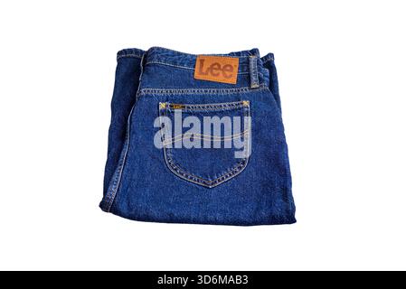 Nahaufnahme des gefalteten LEE Denim-Rock mit Gesäßtasche isoliert auf weißem Hintergrund. Stockfoto