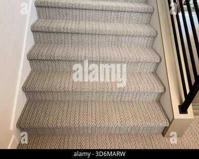 Ecktreppe mit gemustertem Teppich Stockfoto
