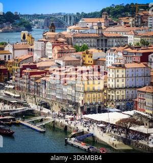 Panoramablick Auf Die Farbenfrohen Häuser Des Stadtteils Ribeira Von Porto Entlang Des Flusses Douro Mit Der Brücke Ponte Da Arrábida Im Hintergrund In Ju Stockfoto