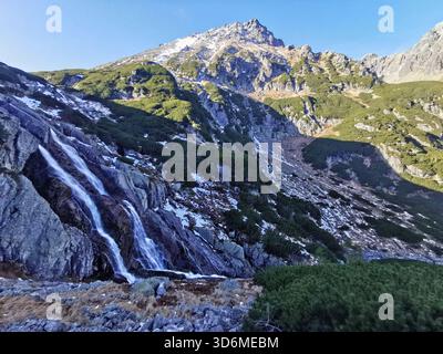 Siklawa (Wodospad Siklawy), Dolina Pięciu Stawów Polskich, Tatra, Polen – Wasserfall im Alpental zu Beginn des Winters. Stockfoto