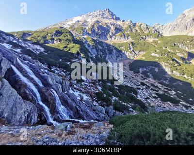 Siklawa (Wodospad Siklawy), Dolina Pięciu Stawów Polskich, Tatra, Polen – Wasserfall im Alpental zu Beginn des Winters. Stockfoto