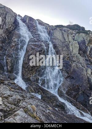 Siklawa (Wodospad Siklawy), Dolina Pięciu Stawów Polskich, Tatra, Polen – Wasserfall im Alpental zu Beginn des Winters. Stockfoto