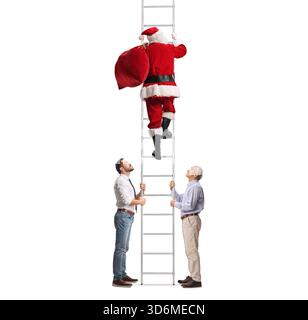 Männer mit einer Leiter und Weihnachtsmann mit einem Sack voller Geschenke, die isoliert auf weißem Hintergrund klettern Stockfoto