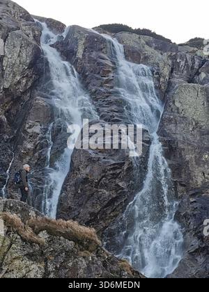 Siklawa (Wodospad Siklawy), Dolina Pięciu Stawów Polskich, Tatra, Polen – Wasserfall im Alpental zu Beginn des Winters. Stockfoto