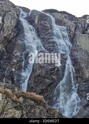 Siklawa (Wodospad Siklawy), Dolina Pięciu Stawów Polskich, Tatra, Polen – Wasserfall im Alpental zu Beginn des Winters. Stockfoto