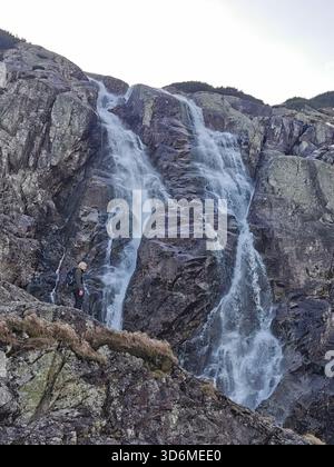 Siklawa (Wodospad Siklawy), Dolina Pięciu Stawów Polskich, Tatra, Polen – Wasserfall im Alpental zu Beginn des Winters. Stockfoto