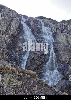 Siklawa (Wodospad Siklawy), Dolina Pięciu Stawów Polskich, Tatra, Polen – Wasserfall im Alpental zu Beginn des Winters. Stockfoto