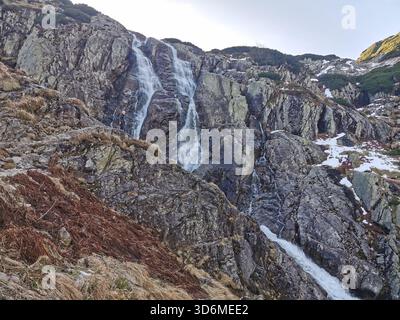 Siklawa (Wodospad Siklawy), Dolina Pięciu Stawów Polskich, Tatra, Polen – Wasserfall im Alpental zu Beginn des Winters. Stockfoto