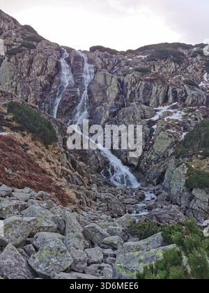 Siklawa (Wodospad Siklawy), Dolina Pięciu Stawów Polskich, Tatra, Polen – Wasserfall im Alpental zu Beginn des Winters. Stockfoto