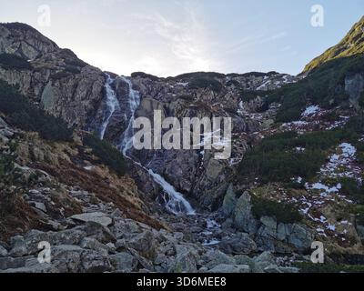 Siklawa (Wodospad Siklawy), Dolina Pięciu Stawów Polskich, Tatra, Polen – Wasserfall im Alpental zu Beginn des Winters. Stockfoto