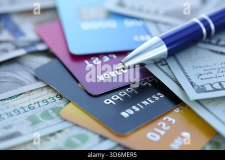 100 US-Dollar-Scheine und Silberstift mit Kreditkarten aus der Nähe. Konzept der Geschäftsberechnung und Rechnungslegung in den USA Stockfoto