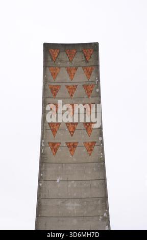 Oranienburg, Deutschland. KZ Sachsenhausen. Sie wurde von der SA im März 1933 nördlich von Berlin errichtet. Sie war unter dem NS-Regime von Juli 1936 bis April 1945 in Betrieb. Sachsenhausen war ein Arbeitslager mit mehreren Nebenlagern, einer Gaskammer und einem medizinischen Versuchsgebiet. Sie war ursprünglich für die große Zahl politischer Gefangener konzipiert, die sich gegen das Nazi-Regime richteten. Ab 1938 begann es, Tausende von Juden zu halten. Ab 1940 wurden auch Polen nach Sachsenhausen geschickt und ab 1941 sowjetische Soldaten gefangen genommen. Am Ende des Zweiten Weltkrieges mit den Sovi Stockfoto