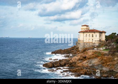 Schloss Boccale und Sandsteinfelsen von Romito während der Wintersaison in Livorno, Toskana, Italien, Europa Stockfoto