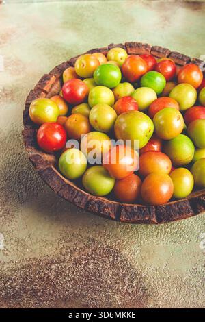Kirschpflaume tkemali, Obst, Pflaumenvielfalt, auf einem Holzteller, georgianische Küche, Blick von oben, keine Leute, Stockfoto