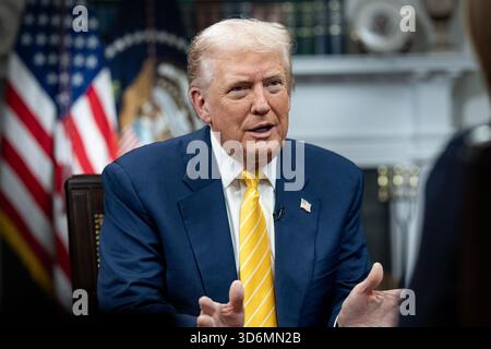 Präsident Donald Trump nimmt an einem Interview mit Bev Turner von GB News am Freitag, den 14. November 2025, im Roosevelt Room des Weißen Hauses Teil. (Offizielles Foto des Weißen Hauses von Joyce N. Boghosian). Stockfoto