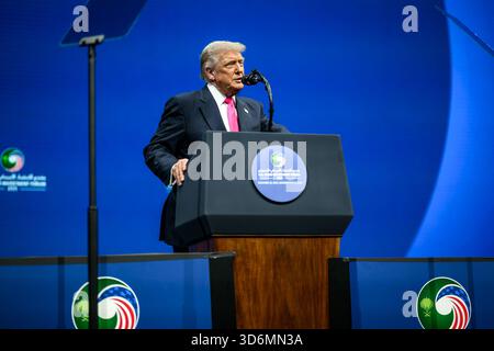 Präsident Donald Trump hält Bemerkungen auf dem US-Saudi Investment Forum am Mittwoch, den 19. November 2025, im John F. Kennedy Center for the Performing Arts in Washington, D.C. (Offizielles Foto des Weißen Hauses von Daniel Torok) Stockfoto