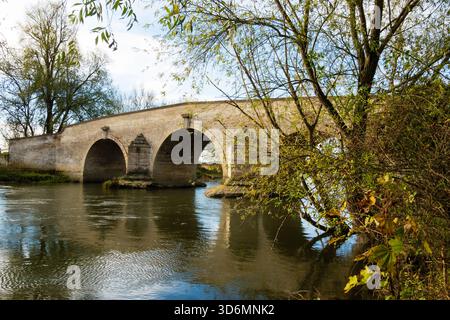 Die historische, 300 Jahre alte Milton Ferry Bridge über den Fluss Nene im Ferry Meadows Nene Park in Peterborough, England Stockfoto