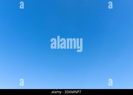 Der niedrige Winkel und der volle Rahmen des wunderschönen hellblauen Himmels ohne Wolken am Nachmittag an sonnigen Tagen wird als natürliche Hintergrundtextur in Dekora verwendet Stockfoto