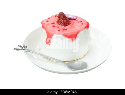 Erdbeerkuchen mit glasierter Creme in der weißen Mini-Platte mit Mini-Silberlöffel oder Teelöffel ist auf weißem Hintergrund mit Schneidepfad isoliert. Stockfoto