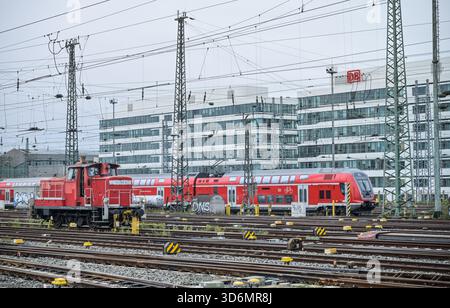 Rangierlok und Nahverkehrszug, Gleise, Hauptbahnhof, Frankfurt am Main, Hessen, Deutschland Stockfoto