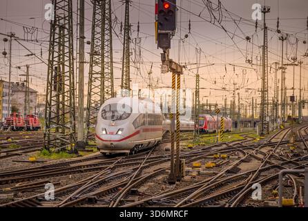 ICE, Gleise, Hauptbahnhof, Frankfurt am Main, Hessen, Deutschland Stockfoto