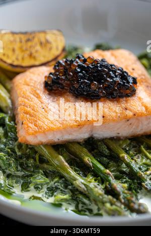 Gegrillter Lachs Mit Schwarzer Kaviar Garnish Stockfoto