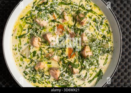 Cremige Lachs- Und Kräutersuppe In Bowl Stockfoto