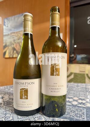 Zwei Flaschen Thompson Estate Weine Margaret River Chardonnay 2024 und Cabernet Merlot 2018 Western Australia Stockfoto