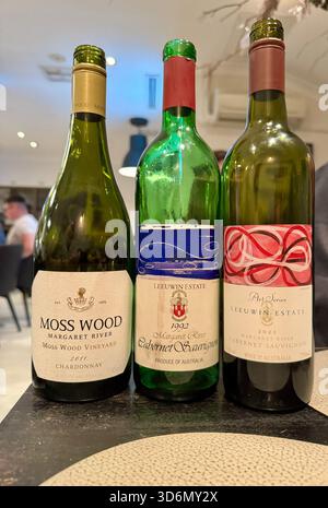 Zwei Flaschen Leeuwin Estate Wines Margaret River Art Series Cabernet Sauvignon Jahrgänge 1992 und 2021 und Mosswood Chardonnay 2011 Western Australia Stockfoto