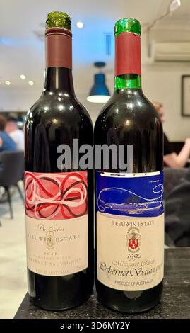 Zwei Flaschen Leeuwin Estate Weine Margaret River Art Series Cabernet Sauvignon Jahrgänge 1992 und 2021 Western Australia Stockfoto