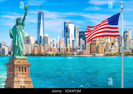 Blick auf die Skyline von New York City mit Collage, Freiheitsstatue und US-Flagge, Vereinigte Staaten von Amerika Stockfoto
