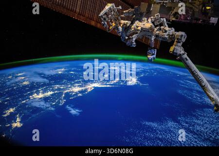 Planet Erde Horizont, blauer Ozean, Stadtlichter, Rumpf-ISS. Digitale Bildverbesserung durch die NASA Stockfoto
