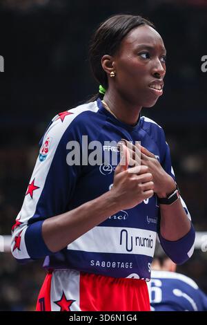 Paola Egonu #18 von Numia Vero Volley Milano Gesten während der Volley Serie A Frauen-Spiel 2025/26 zwischen Numia Vero Volley Milano und Igor Gorgonzola Novara im Unipol Forum in Assago. Endergebnis Numia Vero Volley Milano 2 | 3 Igor Gorgonzola Novara Stockfoto