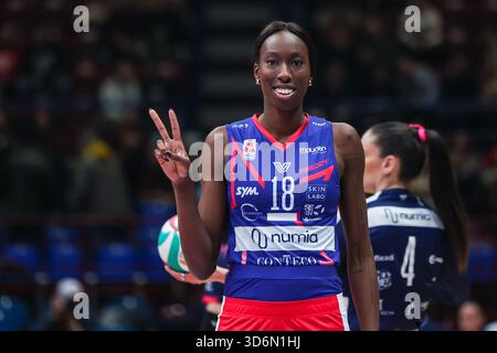 Paola Egonu #18 von Numia Vero Volley Milano Gesten während der Volley Serie A Frauen-Spiel 2025/26 zwischen Numia Vero Volley Milano und Igor Gorgonzola Novara im Unipol Forum in Assago. Endergebnis Numia Vero Volley Milano 2 | 3 Igor Gorgonzola Novara Stockfoto