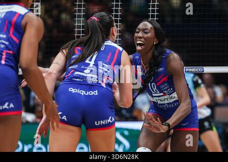 Paola Egonu #18 von Numia Vero Volley Milano feiert während der Volley Serie A Frauen-Spiel 2025/26 zwischen Numia Vero Volley Milano und Igor Gorgonzola Novara im Unipol Forum in Assago. Endergebnis Numia Vero Volley Milano 2 | 3 Igor Gorgonzola Novara Stockfoto