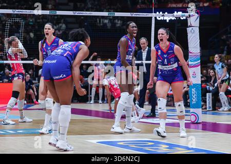 Francesca Bosio #4 von Numia Vero Volley Milano feiert während der Volley Serie A Frauen-Spiel 2025/26 zwischen Numia Vero Volley Milano und Igor Gorgonzola Novara im Unipol Forum in Assago. Endergebnis Numia Vero Volley Milano 2 | 3 Igor Gorgonzola Novara Stockfoto