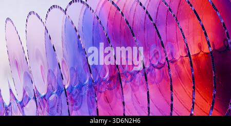 Lebendige abstrakte Spirale mit violetten und roten Farben für einen dynamischen visuellen Effekt. 3D-Rendering Stockfoto